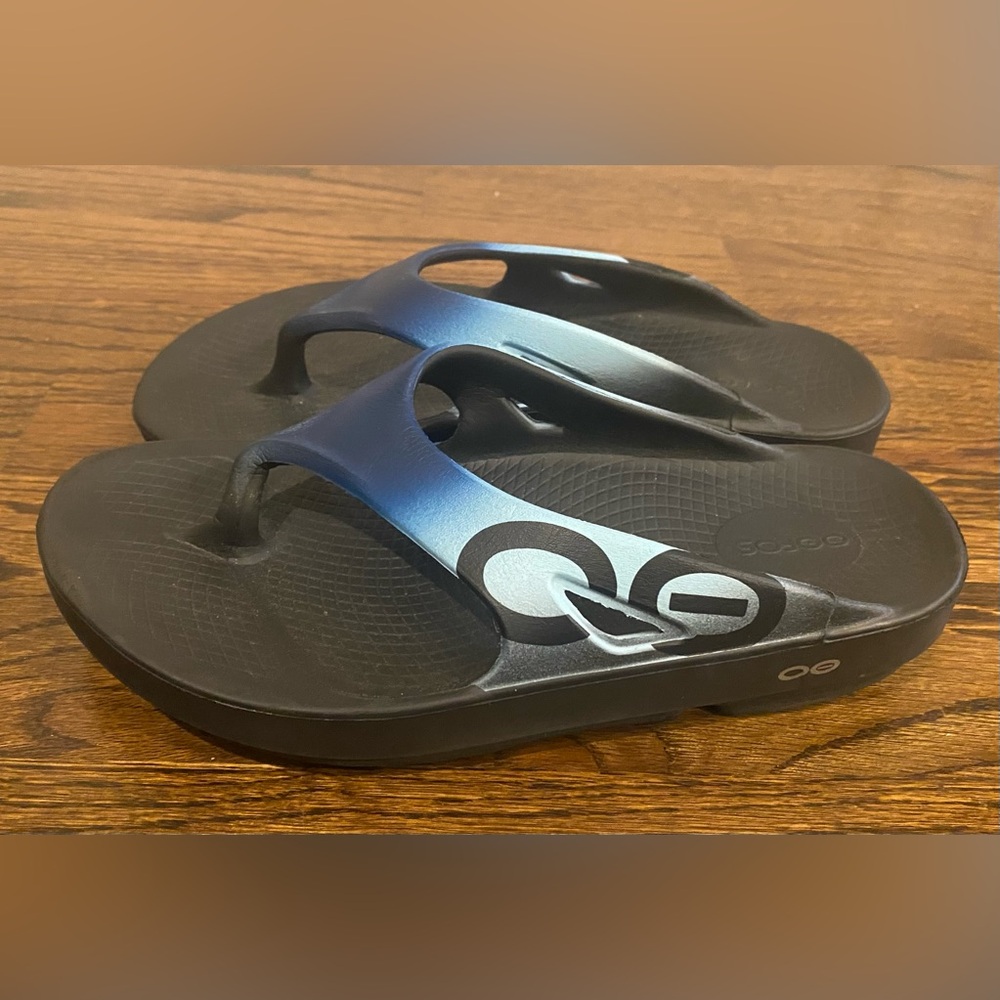 Woman's Oofos Blue Thong Slip-on Flip Flops Size 9 EUC